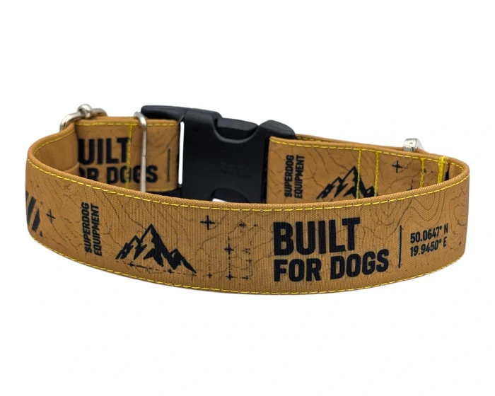 Brązowa obroża dla psa Built For Dogs Superdog z motywem gór, mapy i współrzędnych